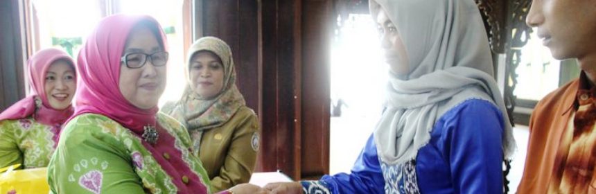 KETUA DEKRANASDA KABUPATEN BANJAR BUKA PELATIHAN MENJAHIT TAHAP II