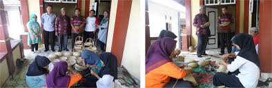 Pendidikan Kerajinan Anyaman Bambu di Kab. LomBok Timur NTB Oleh Disperindag