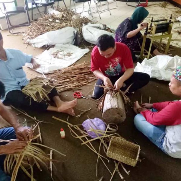 PELATIHAN DIVERIFIKASI KERAJINAN ECENG GONDOK DI AULA DISPERINDAG