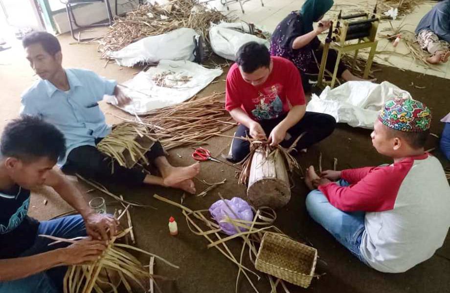 PELATIHAN DIVERIFIKASI KERAJINAN ECENG GONDOK DI AULA DISPERINDAG