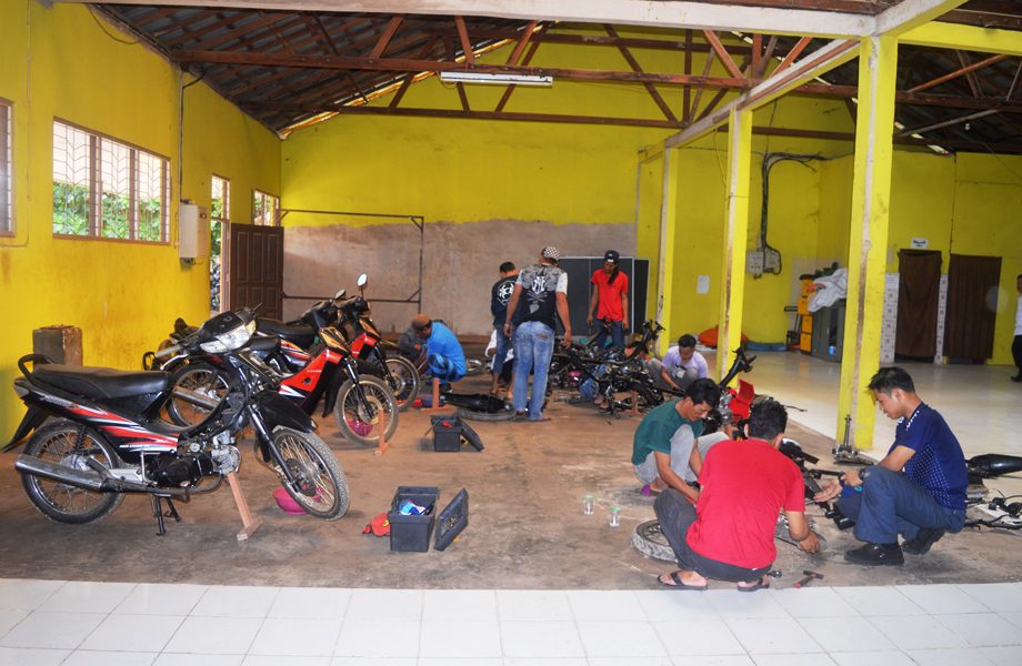 PELATIHAN PERBENGKELAN DI SMK DARUSSALAM