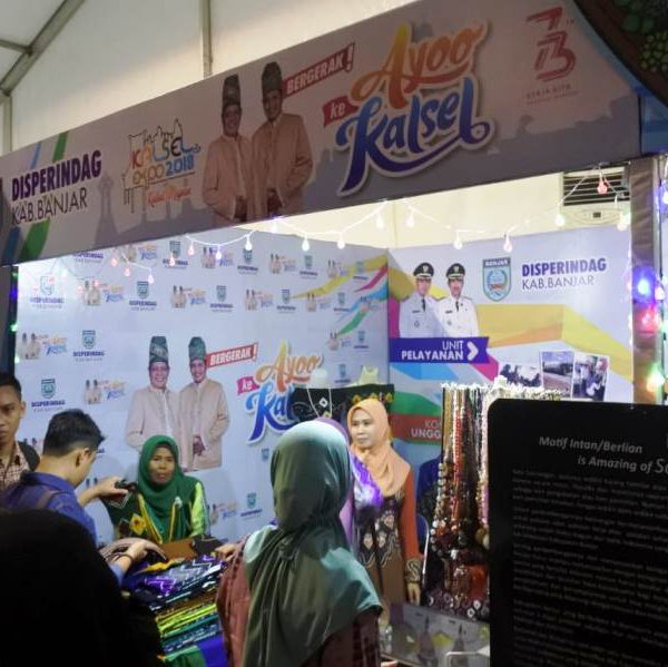 PENGUNJUNG RAMAI MENGUNJUNGI STAND DEKRANSADA KAB BANJAR