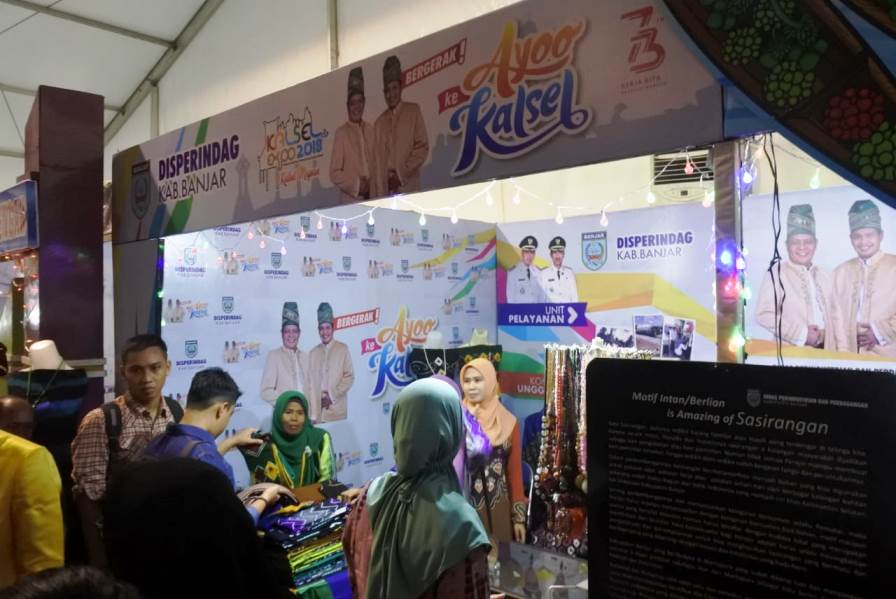 PENGUNJUNG RAMAI MENGUNJUNGI STAND DEKRANSADA KAB BANJAR