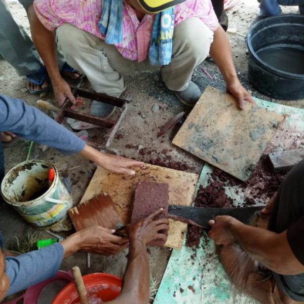 PELATIHAN PEMBUATAN BATU BATA RINGAN DI KEC SUNGAI TABUK KAB. BANJAR