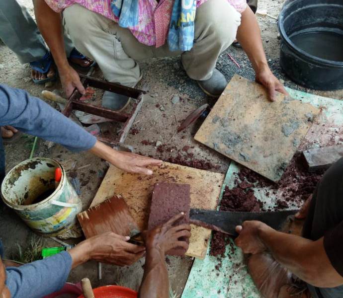 PELATIHAN PEMBUATAN BATU BATA RINGAN DI KEC SUNGAI TABUK KAB. BANJAR