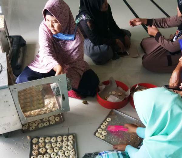 PELATIHAN PEMBUATAN KUE DI KECAMATAN SAMBUNG MAKMUR