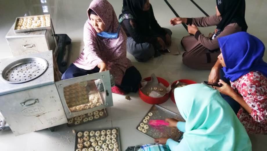 PELATIHAN PEMBUATAN KUE DI KECAMATAN SAMBUNG MAKMUR