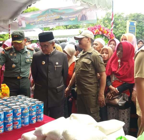MASYARAKAT MENYERBU PASAR MURAH