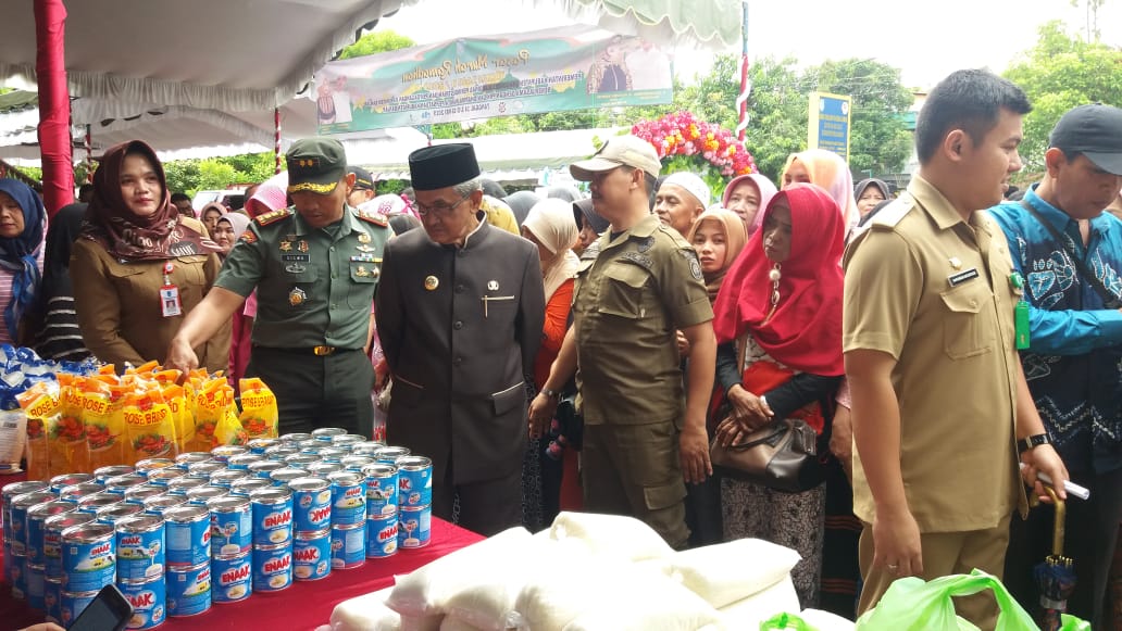MASYARAKAT MENYERBU PASAR MURAH