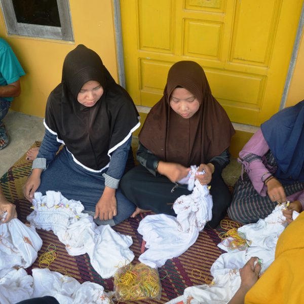 BERDAYAKAN IKM, DINAS PERINDAG ADAKAN PELATIHAN PEMBUATAN KAIN SASIRANGAN