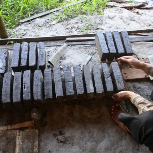 PELATIHAN TEKNIK PERCAMPURAN BATU BATA EXPOSE DAN DIVERSIVIKASI PRODUK