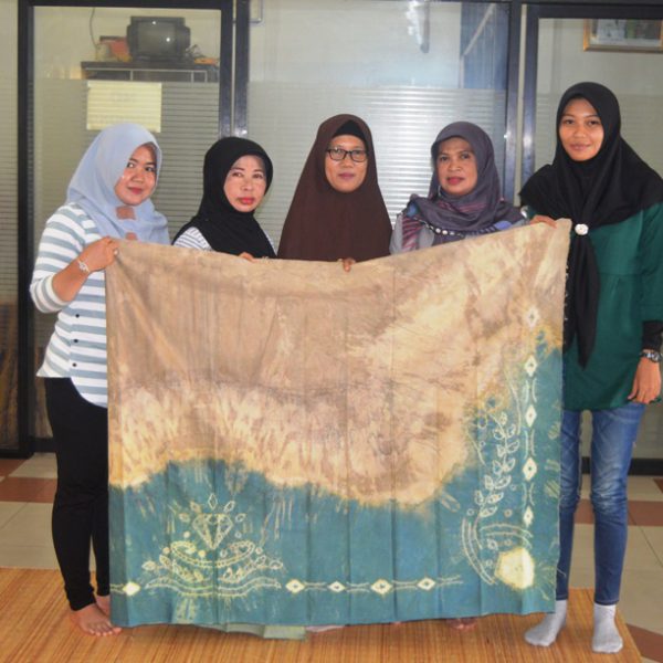 PELATIHAN PEMBUATAN KAIN SASIRANGAN BERBAHAN WARNA ALAMI