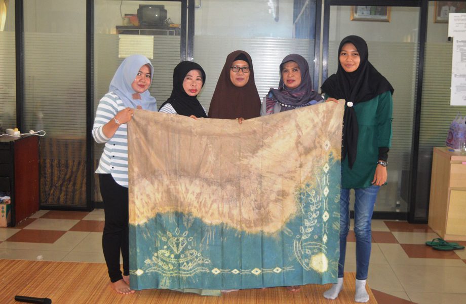 PELATIHAN PEMBUATAN KAIN SASIRANGAN BERBAHAN WARNA ALAMI
