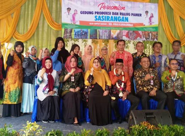 BUPATI BANJAR RESMIKAN GEDUNG PRODUKSI DAN RUANG PAMER SASIRANGAN