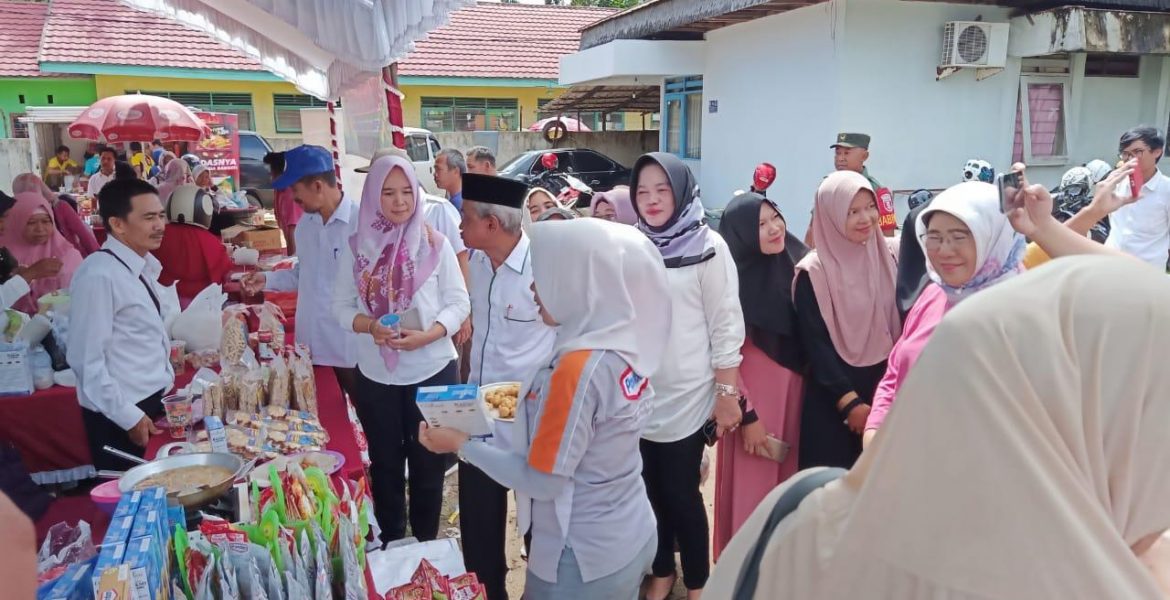WARGA KELURAHAN SEKUMPUL SERBU PASAR MURAH