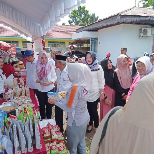 WARGA KELURAHAN SEKUMPUL SERBU PASAR MURAH