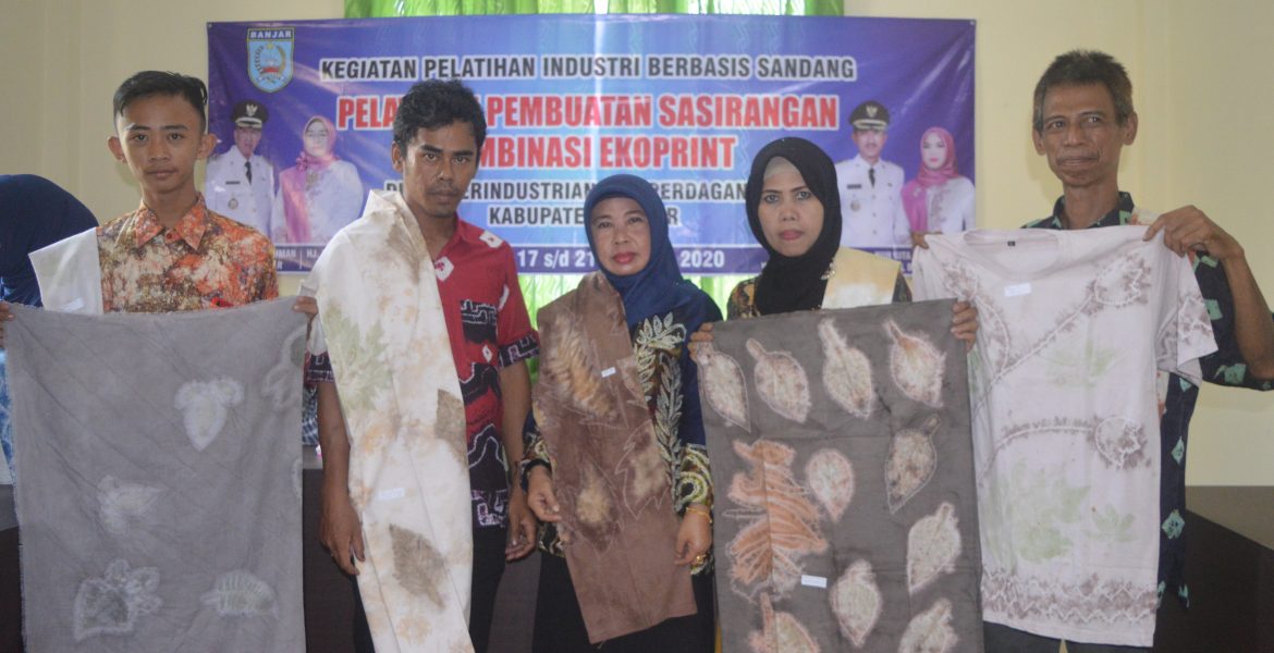 PELATIHAN PEMBUATAN SASIRANGAN DENGAN KOMBINASI ECOPRINT
