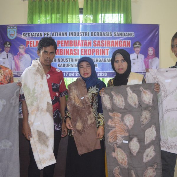 PELATIHAN PEMBUATAN SASIRANGAN DENGAN KOMBINASI ECOPRINT