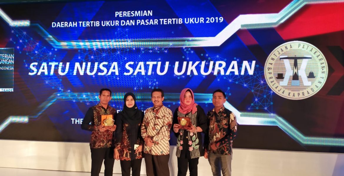 BUPATI BANJAR TERIMA PENGHARGAAN PASAR TERTIB UKUR