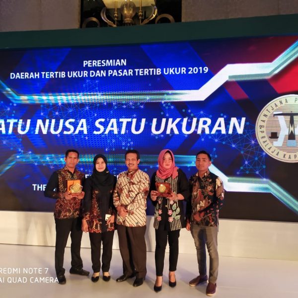 BUPATI BANJAR TERIMA PENGHARGAAN PASAR TERTIB UKUR