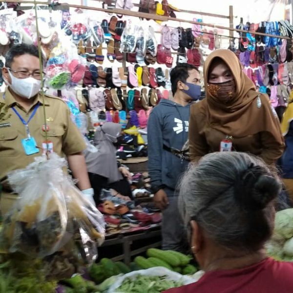 Harga sejumlah bahan pokok di pasar tradisional Martapura, masih stabil dan stoknya masih mencukupi