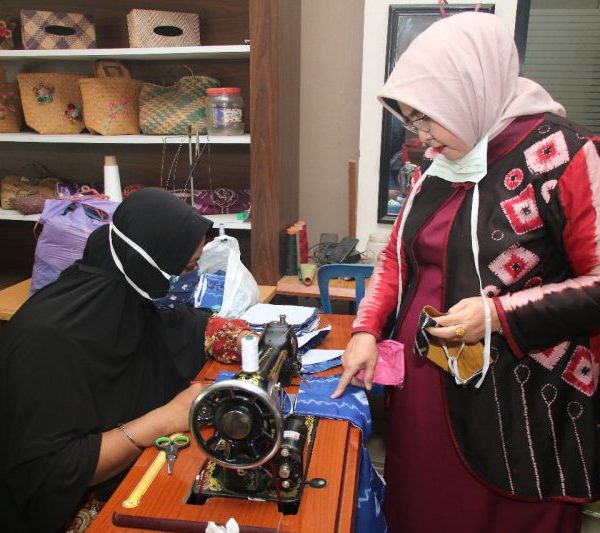 Masker Sasirangan Dekranasda Kabupaten Banjar Untuk Mengatasi Kelangkaan Masker di Tengah Pandemi Covid 19
