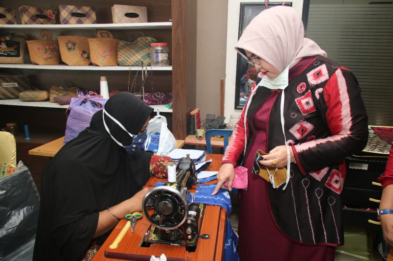 Masker Sasirangan Dekranasda Kabupaten Banjar Untuk Mengatasi Kelangkaan Masker di Tengah Pandemi Covid 19