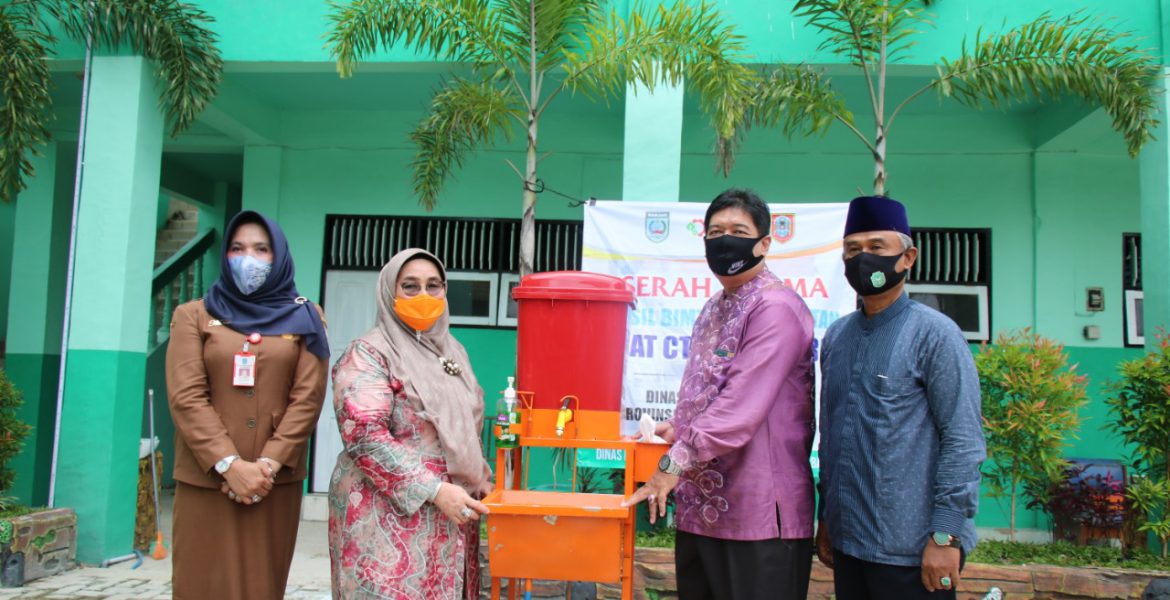 Ketua TP PKK Dan Kadis Perindag Bagikan Alat Cuci Tangan Portabel Ke Pesantren Dan TPA