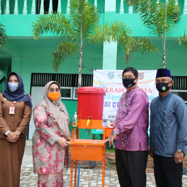 Ketua TP PKK Dan Kadis Perindag Bagikan Alat Cuci Tangan Portabel Ke Pesantren Dan TPA
