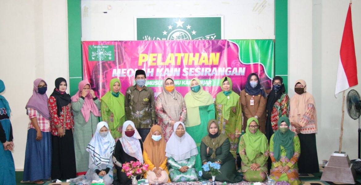 PC Muslimat Kabupaten Banjar Gelar Latihan Pembuatan Kain Sasirangan Dan Dibuka Ketua TP PKK