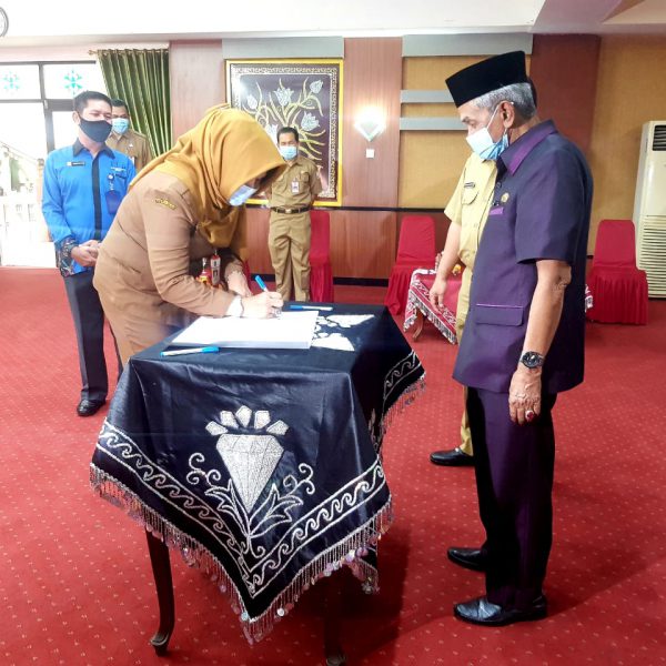 Pasar KWK Barokah dan Los Pasar Pengaron Diserahterimakan