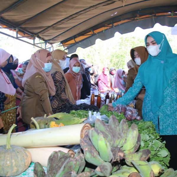 Nurgita Tiyas Buka Pasar Murah Di Pengaron