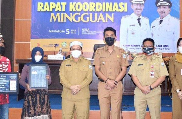 Bupati Banjar H Saidi Mansyur Serahkan Kartu Kendali LPG 3 Kg Kepada Warga