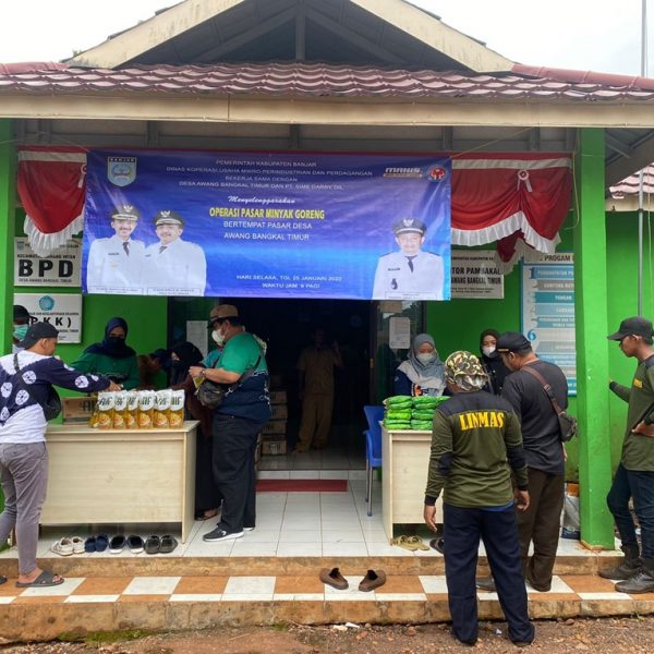 Pelaksanaan Kegiatan Operasi Pasar Minyak Goreng di Desa Awang Bangkal Timur, Kecamatan Karang Intan dan melaksanakan Koordinasi Pemantauan mengenai Kartu Kendali LPG 3 Kg di Kecamatan Aranio