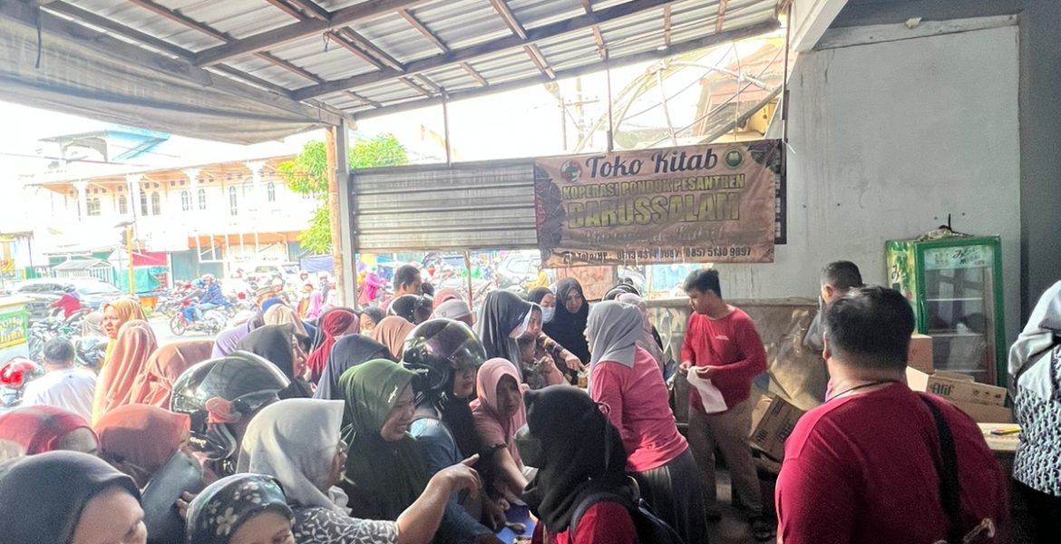 Sinergi DKUMPP Banjar dan Pemprov Kalsel Gelar Pasar Murah di Ponpes Darussalam
