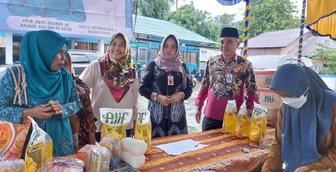 Warga Karang Intan Antusias Sambangi Pasar Murah yang Digelar DKUKMPP Banjar
