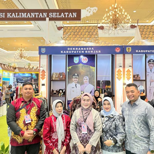 Support IKM Lokal, Kalangan Pejabat hingga Warga Antusias Kunjungi Stand Dekranasda Banjar di INACRAFT Jakarta